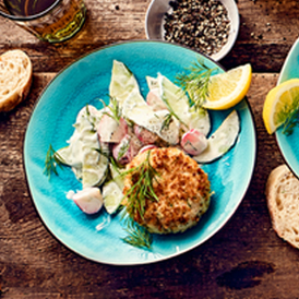 Fischbuletten vom Grill mit Gurken-Dill-Salat & Senfcreme