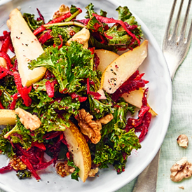 Grünkohl-Salat mit rote Bete und Walnusskernen