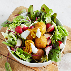 Pflücksalat mit Blumenkohl-Falafel und Bärlauch-Dip