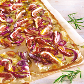 Zwiebel-Flammkuchen mit Feigen und Rosmarin