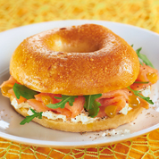 Lachs-Bagels mit Rucola