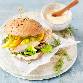 Fisch-Burger mit Currysauce und Mango