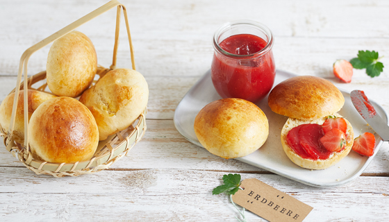 Milchbrötchen mit Erdbeer-Aufstrich