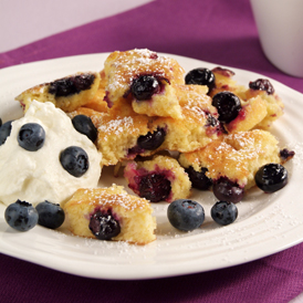 Kaiserschmarrn mit Heidelbeeren und Sahne
