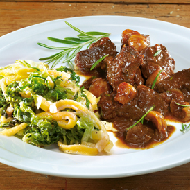 Hirschragout mit Feigen und Wirsingspätzle
