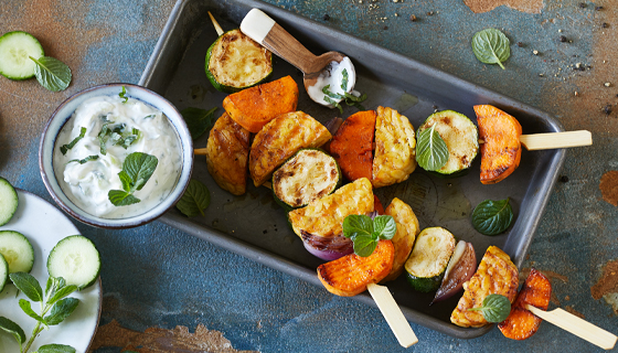 Tempeh-Spieße mit Minz-Dip