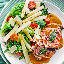 Spargelsalat mit Cocktailtomaten und Saltimbocca