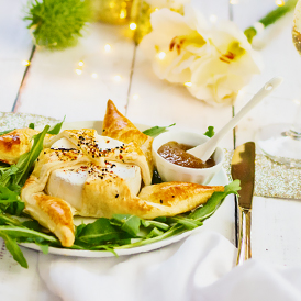 Mini-Camembert im Blätterteig mit Feigensenf und Rucola