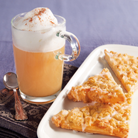 Chai mit Milchschaum zu Prasselkuchen-Schnitten