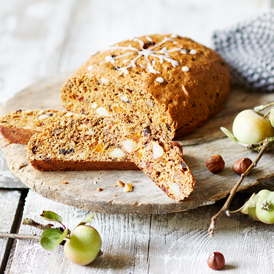 Früchtebrot mit Äpfeln, Nüssen und Feigen