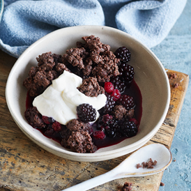 Schoko-Crumble mit Beeren