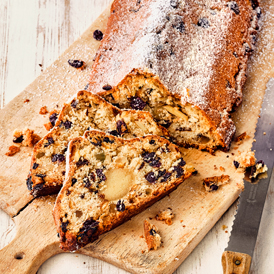 Christstollen mit Marzipan und getrockneten Kirschen