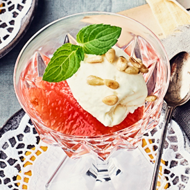 Joghurt-Mousse mit Pink Grapefruit und Pinienkernen