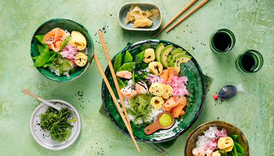 Chirashi-Sushi mit Garnelen & Avocado