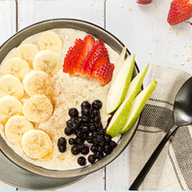 Porridge-Fruit-Bowl mit Ahornsirup