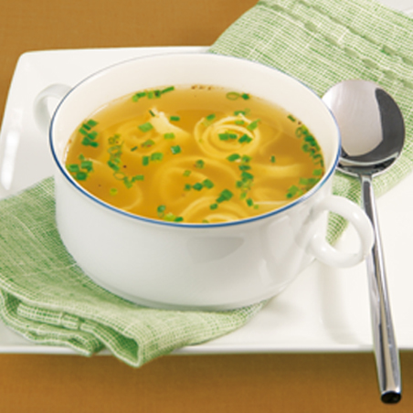 Flädlesuppe mit frischem Schnittlauch