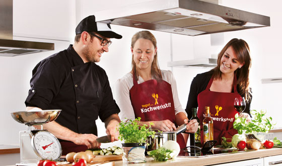 Teilnehmer des Kochkurs beim Kochen