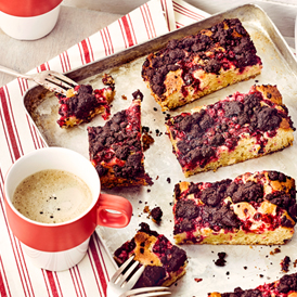 Blondies mit Schokostreuseln und Johannisbeeren