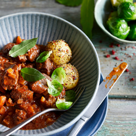 Hirschgulasch mit Rosenkohl & Mini-Knödeln