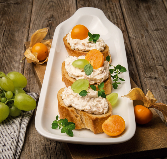 Crostini mit Käsecreme, Physalis und Weintrauben 