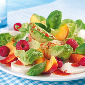 Blattsalat mit Mozzarella, Himbeeren und Nektarinen