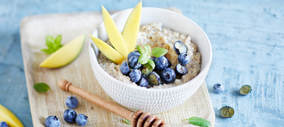 Porridge mit Mango und Heidelbeeren