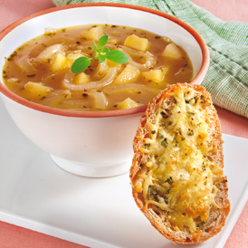 Apfel-Zwiebelsuppe mit gratiniertem Käsebrot