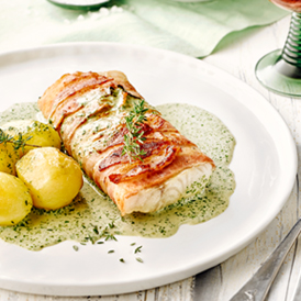 Zanderfilets im Speckmantel mit Kräutersauce