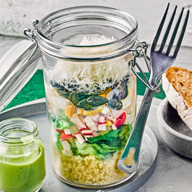 Salat to go mit Eiern und Avocado-Dressing