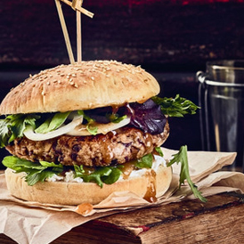 Burger mit Walnuss-Bratling und Ziegenkäse 