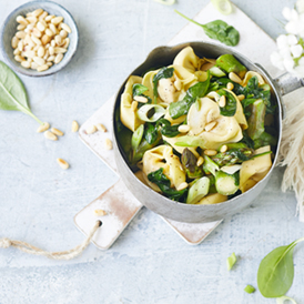 Rindfleisch-Tortelloni mit Spinat und grünem Spargel