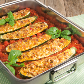 Gefüllte Zucchini mit Hackfleisch und Tomatensauce