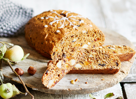 Früchtebrot mit Äpfeln, Nüssen und Feigen