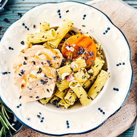 Provenzalische Pasta mit gegrillter Hähnchenbrust, Pfirsich und Lavendel