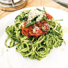 Zucchini-Nudeln mit Basilikum-Spinat-Pesto und Marinara-Sauce