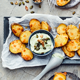 Käse-Kartoffeln mit Walnuss-Kürbiskern-Quark