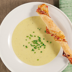 Cremige Lauchsuppe mit Käsespiralen