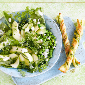 Grüne-Sauce-Salat mit Mandel-Dressing und Kräuterzwiebel