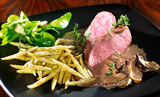 Bild: Wildschweinbraten mit Steinpilzen und Mohnnudeln 