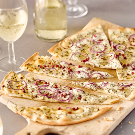 Flammkuchen mit roten Zwiebeln und Kräutern