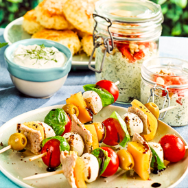 Antipasti-Spieße mit kleinen Kalbsschnitzeln