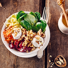 Salad-Bowl mit Rote Bete, Ziegenfrischkäse und Feldsalat