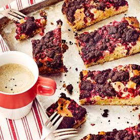 Blondies mit Schokostreuseln und Johannisbeeren