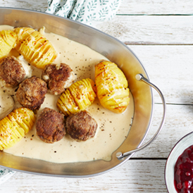 Köttbullar mit Fächerkartoffeln und Preiselbeeren