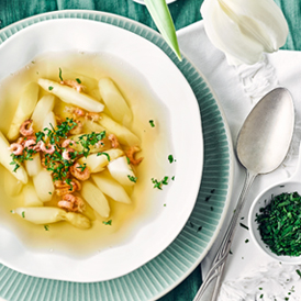 Spargel-Consommé mit Nordseekrabben