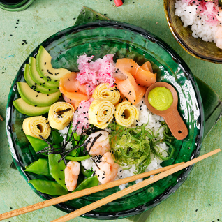 Chirashi-Sushi mit Garnelen & Avocado