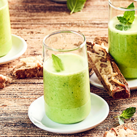 Grüne Erbsensuppe im Glas mit Mozzarella-Toast