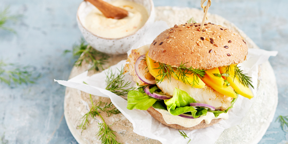 Fisch-Burger mit Currysauce und Mango