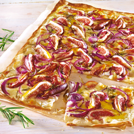 Zwiebel-Flammkuchen mit Feigen und Rosmarin