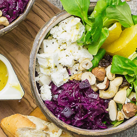 Salad-Bowl mit Fetakäse und Studentenfutter